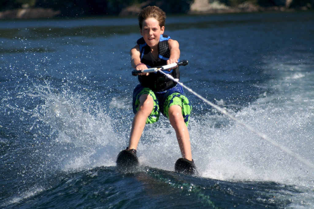 Do water sport. Водные лыжи. Дети на водных лыжах. Детские водные лыжи. Катание на вейкборде.